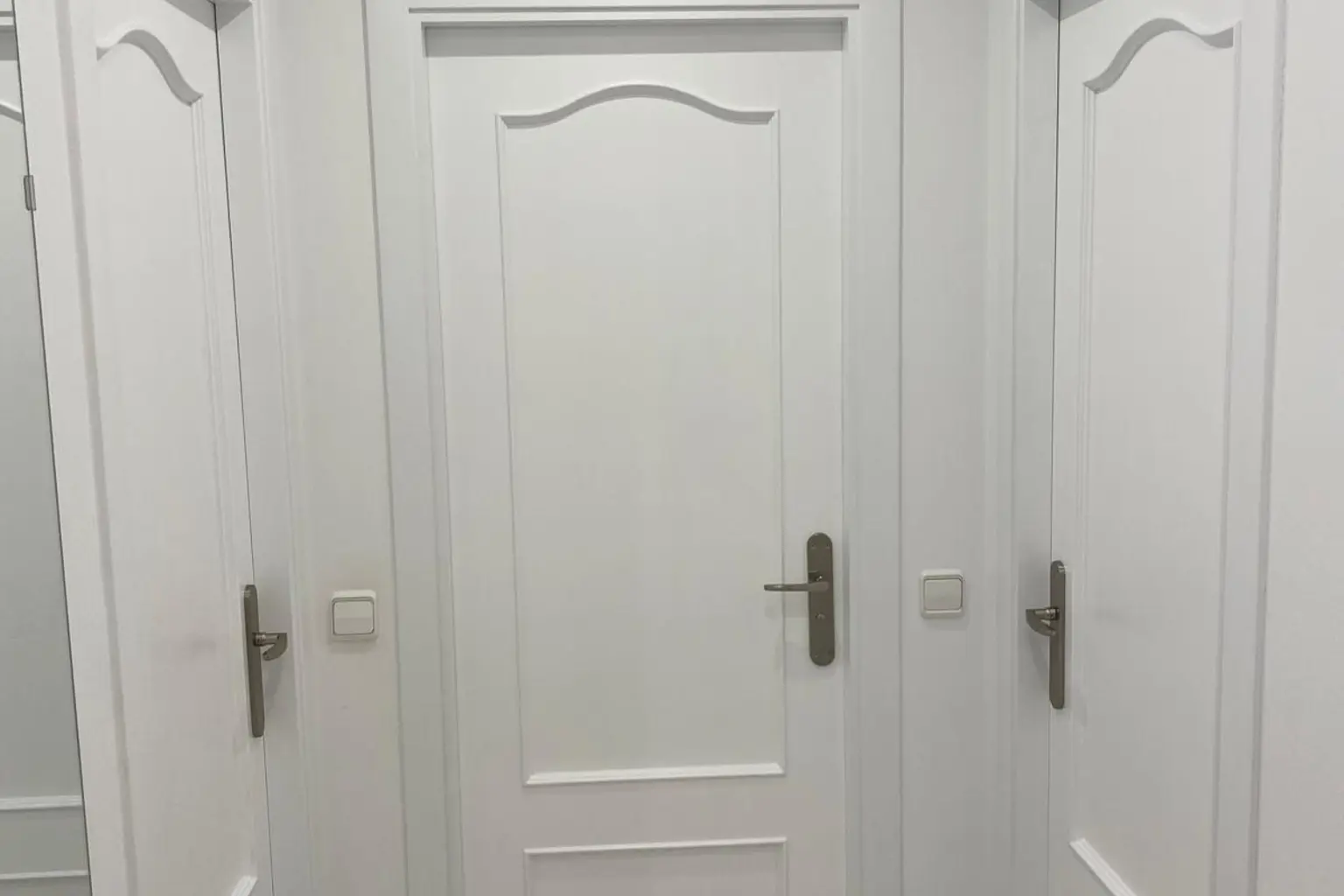 Pasillo con las puertas interiores lacadas en blanco