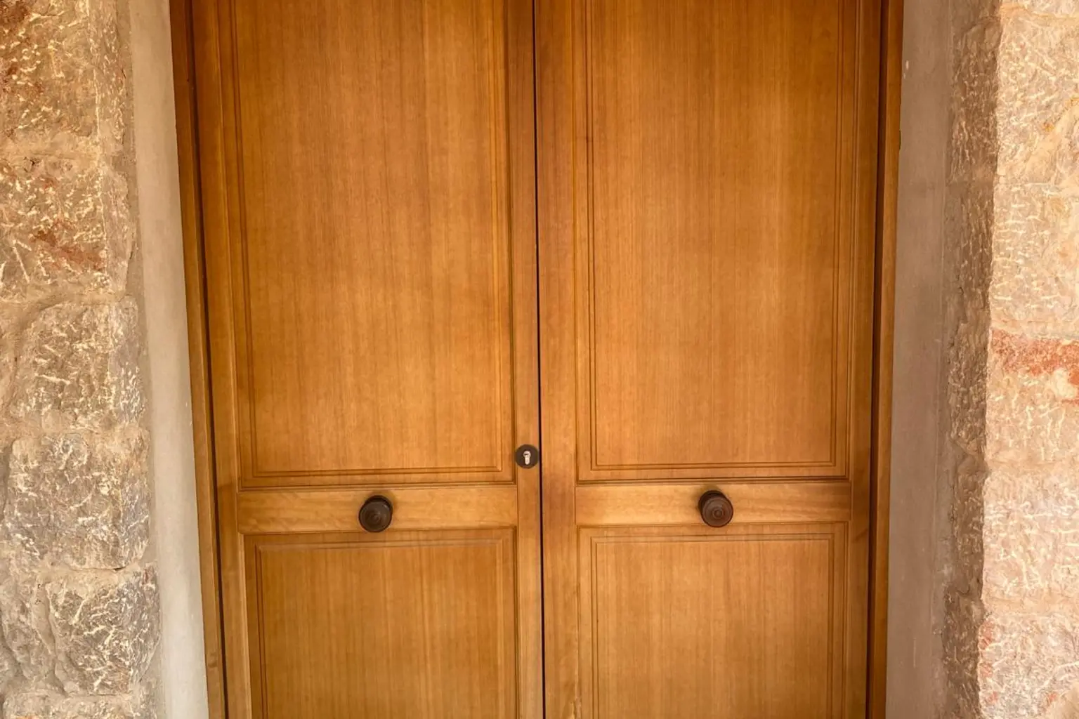 Portón de arco de madera restaurado, montado en su hueco de marés